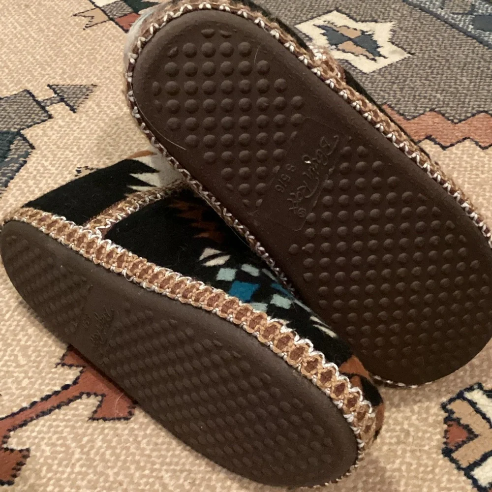 Cozy Geometric Patterned Roxy Slippers - Picture 3 of 4